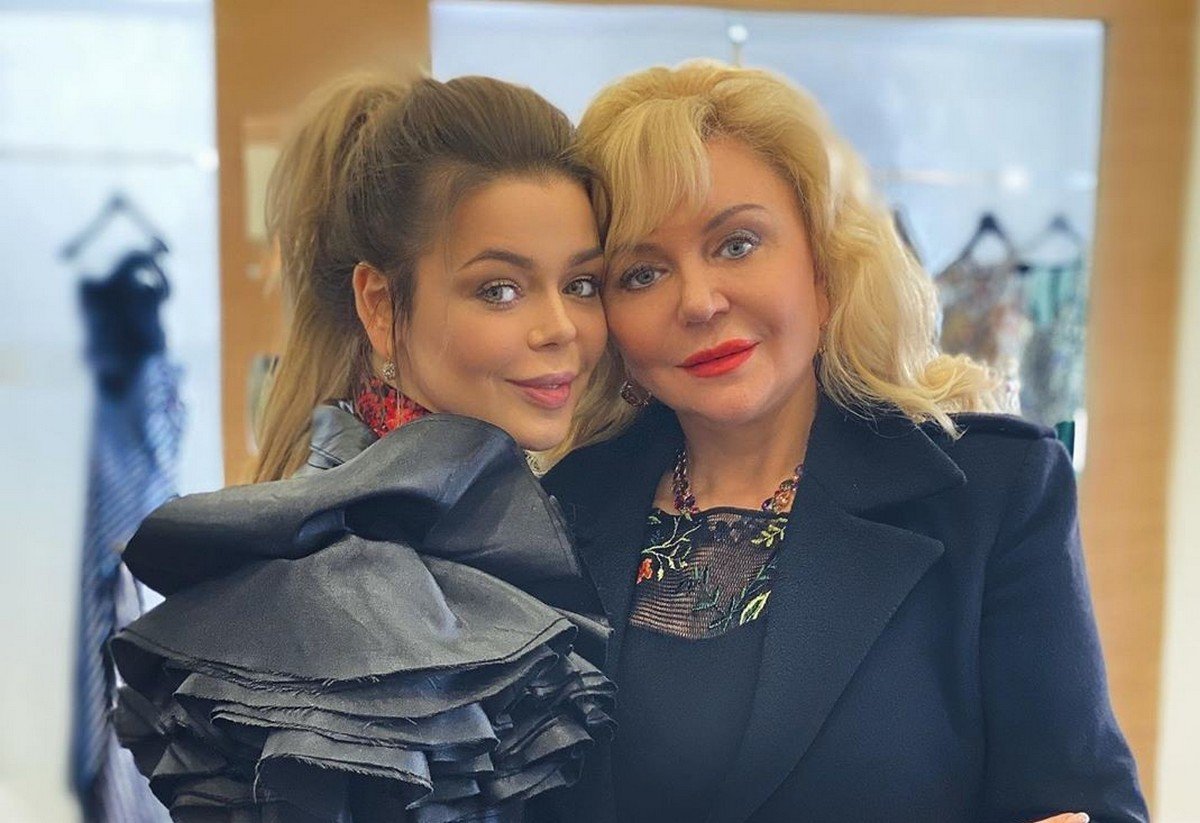 Мамина копія: Аліна Гросу показала, як із молодшим братом закуповує продукти для біженців - today.ua