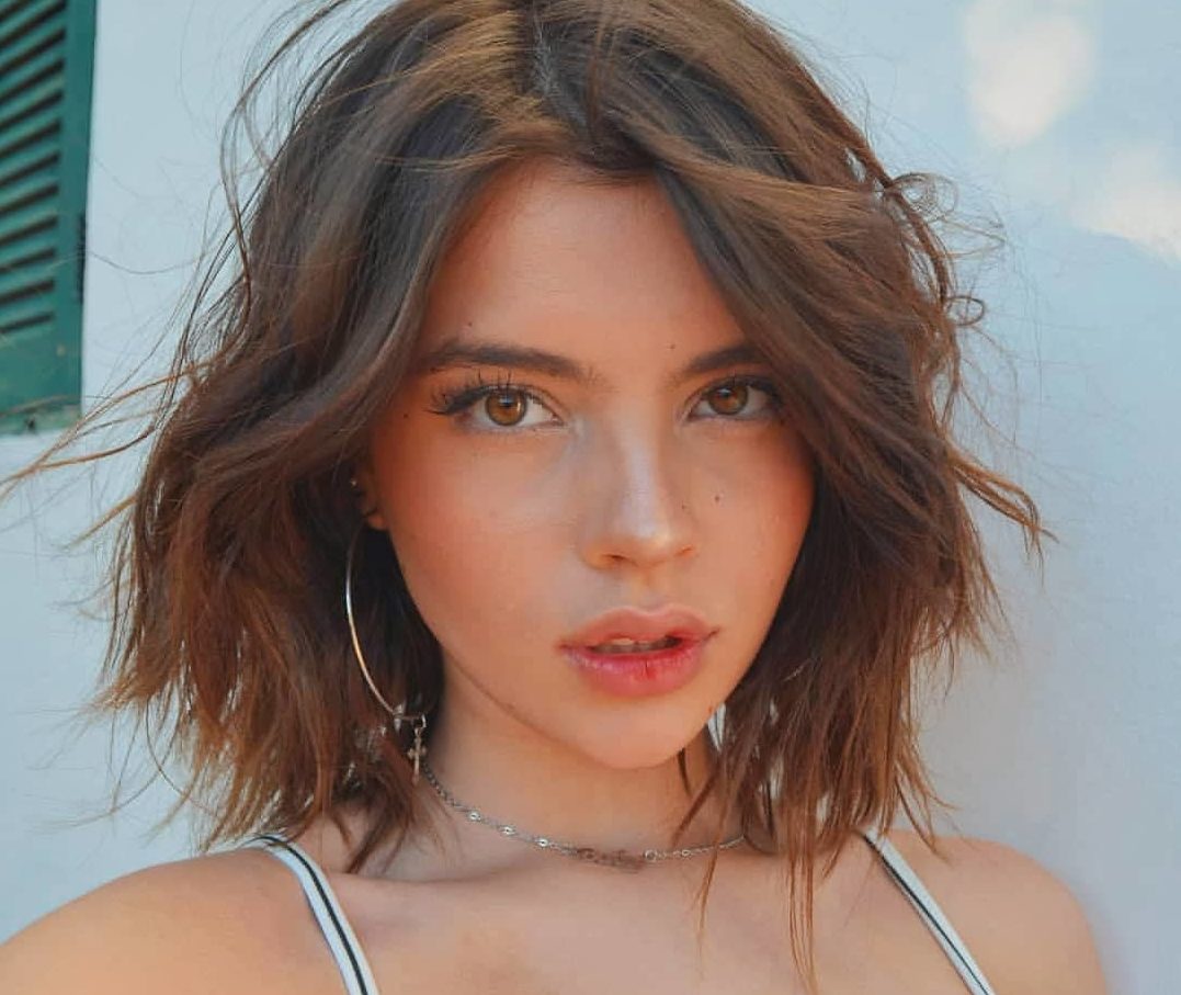 Стильна ретро-зачіска з 60-х стала одним із трендів 2021 року - today.ua