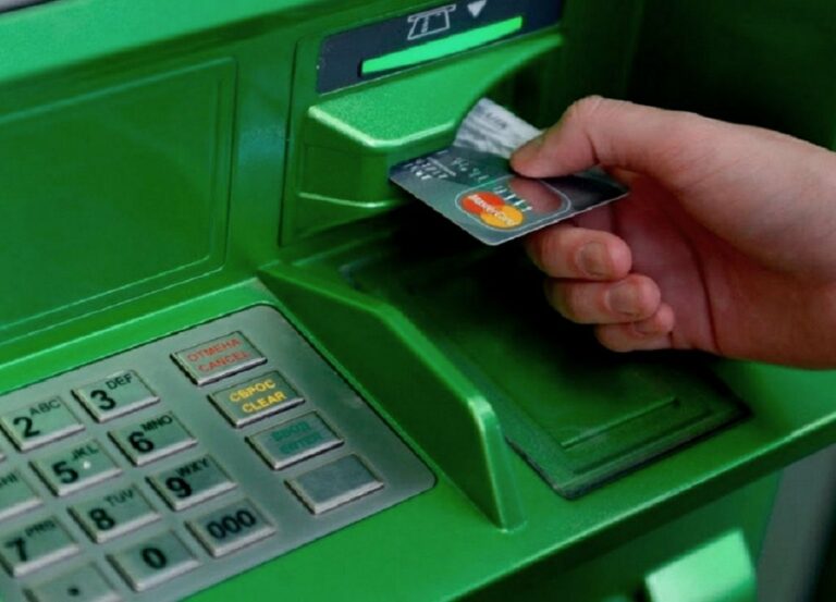 Украинцам рассказали, как ПриватБанк снимает деньги с карт без ведома клиентов - today.ua