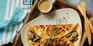 Омлет с грибами и чесноком: рецепт сытного яичного блюда с пряным ароматом - today.ua