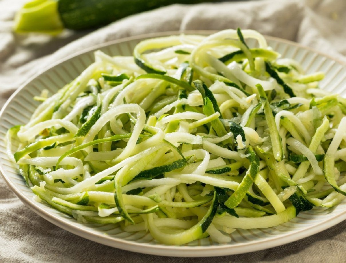 Мариновані кабачки за 15 хвилин: рецепт смачного і хрусткого вітамінного салату на кожен день