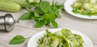 Мариновані кабачки за 15 хвилин: рецепт смачного і хрусткого вітамінного салату на кожен день - today.ua