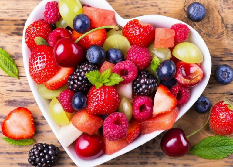 Названы три фрукта, которые летом могут привести к ухудшению самочувствия - today.ua