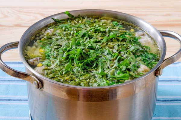 Зелений борщ зі щавлем і кабачком: сезонна страва на обід для всієї родини