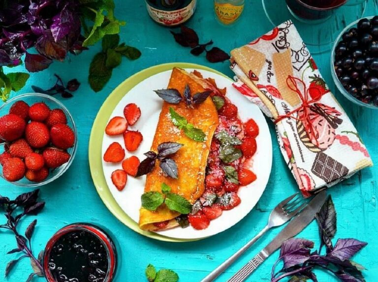 Омлет с клубникой и мягким сыром: рецепт самого вкусного завтрака за 10 минут - today.ua