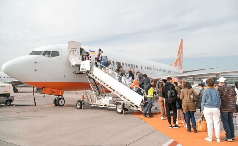 SkyUp на сутки задержал рейс из Грузии с украинскими туристами: пассажиры начали бунт   - today.ua