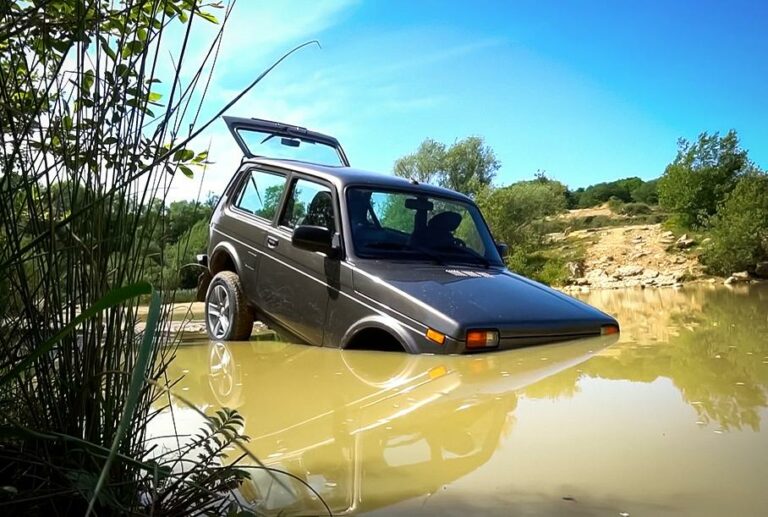 Блогер під час тестів втопив нову Lada Niva - today.ua