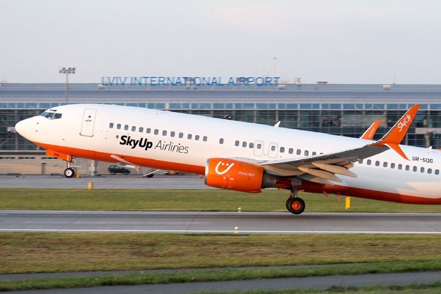 Авиакомпания SkyUp массово сокращает авиарейсы за границу