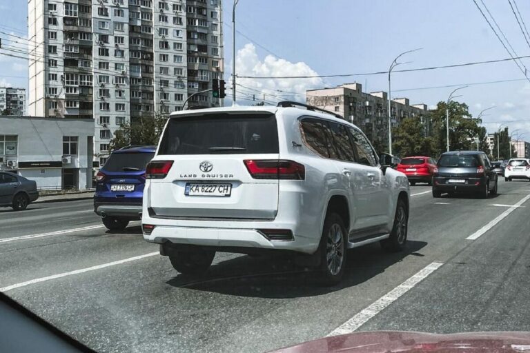 В Киеве заметили новый Toyota Land Cruiser 300 - today.ua