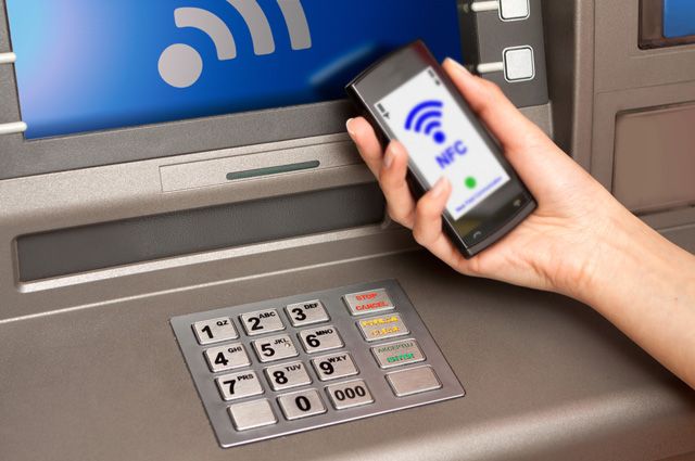 Программист вскрыл “ахиллесову пяту“ банкоматов: с помощью смартфона можно снять деньги с любого счета
