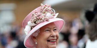 95-річна королева Єлизавета II з яскравим макіяжем вперше після канікул з'явилася на публіці - today.ua