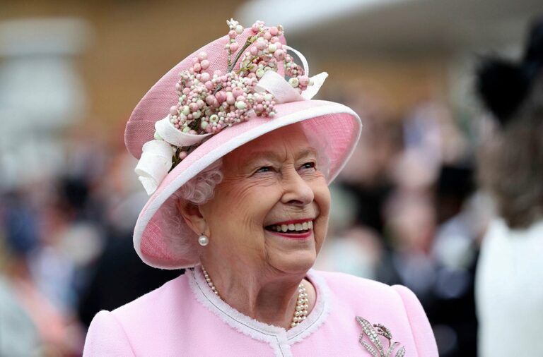 95-летняя королева Елизавета II с ярким макияжем впервые после каникул появилась на публике - today.ua