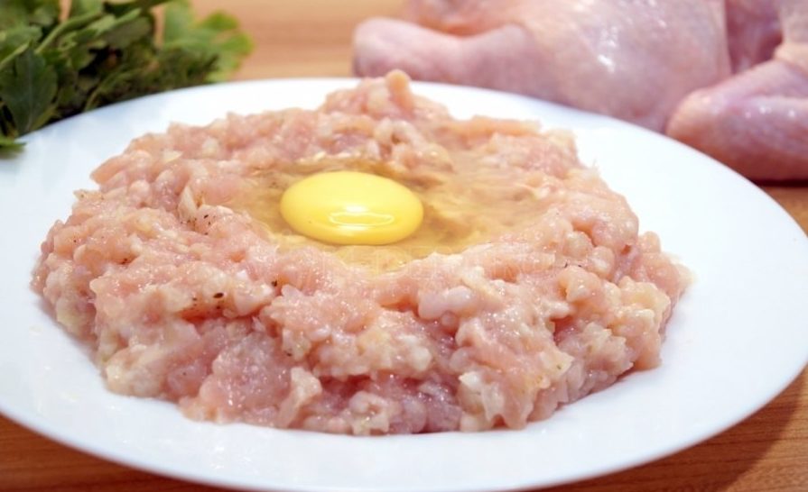 Рецепт сочных котлет без добавления яиц: как приготовить фарш, который не разваливается      
