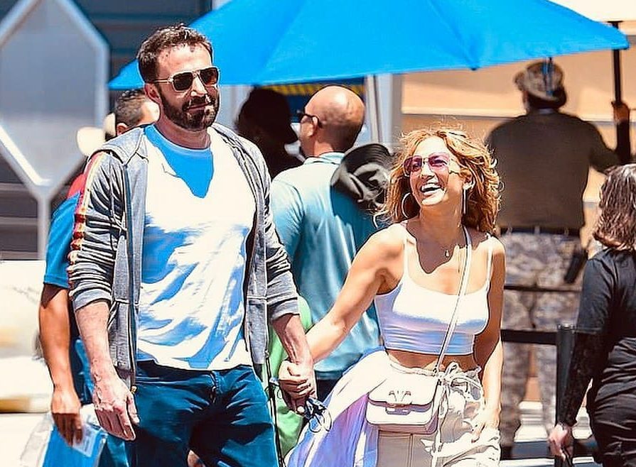 Дженніфер Лопес і Бен Аффлек почали одягатися в одному стилі: фото пари з романтичної прогулянки - today.ua