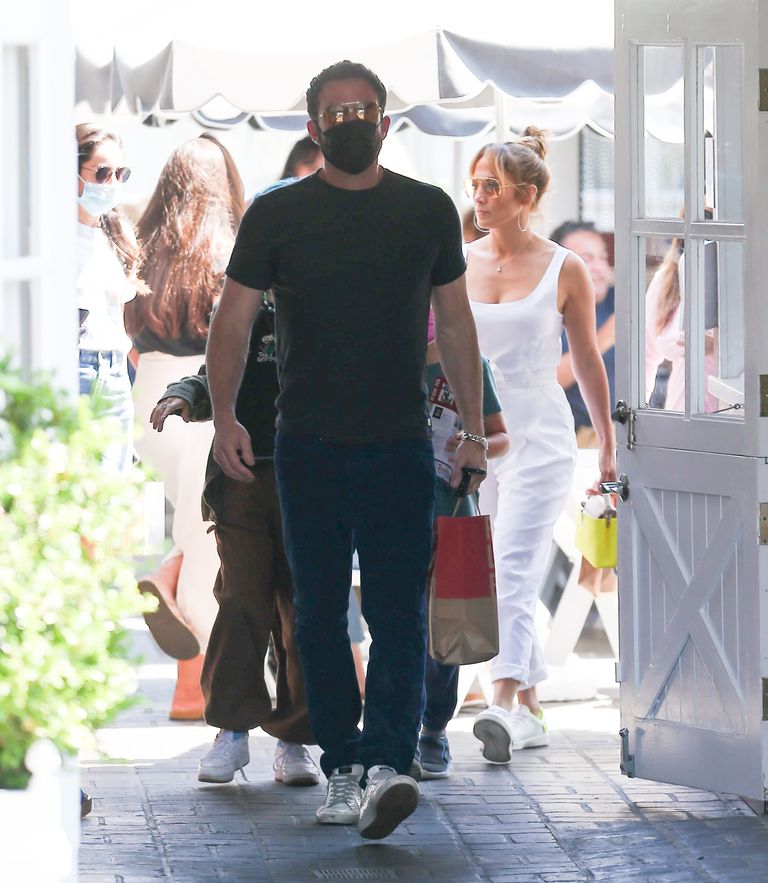 Дженнифер Лопес и Бен Аффлек прошлись в обнимку по магазинам Лос-Анджелеса
