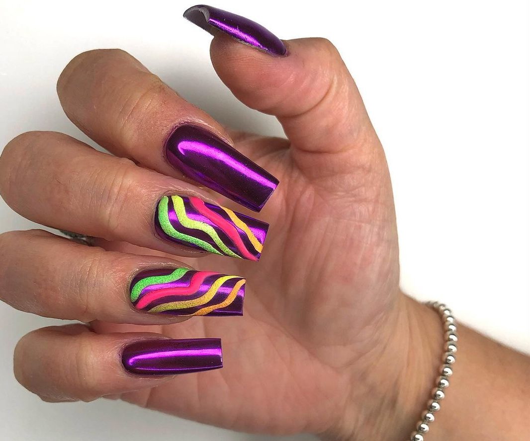 Трендовый маникюр на лето 2021: в моду вернулось сияющее хромовое покрытие - today.ua