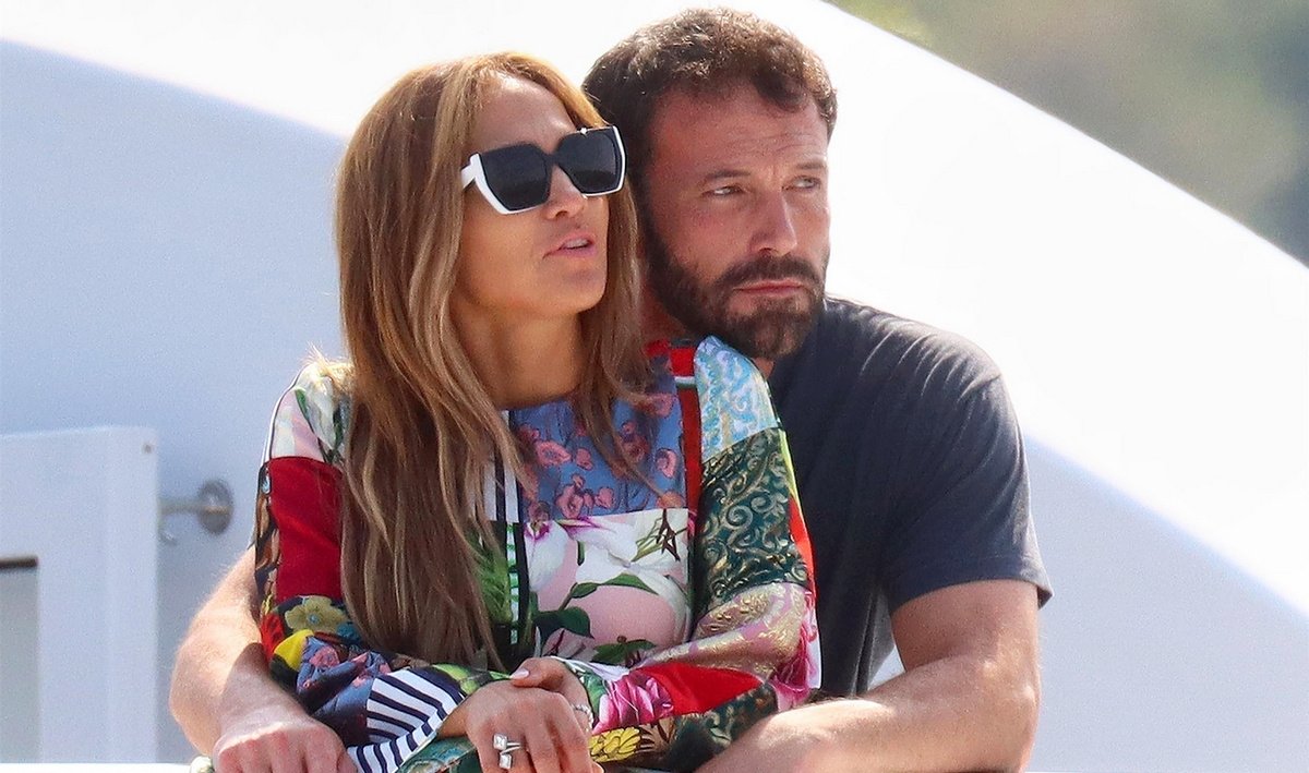 Дженніфер Лопес повеселилася на яхті Ріната Ахметова: фото розкішного будинку на воді