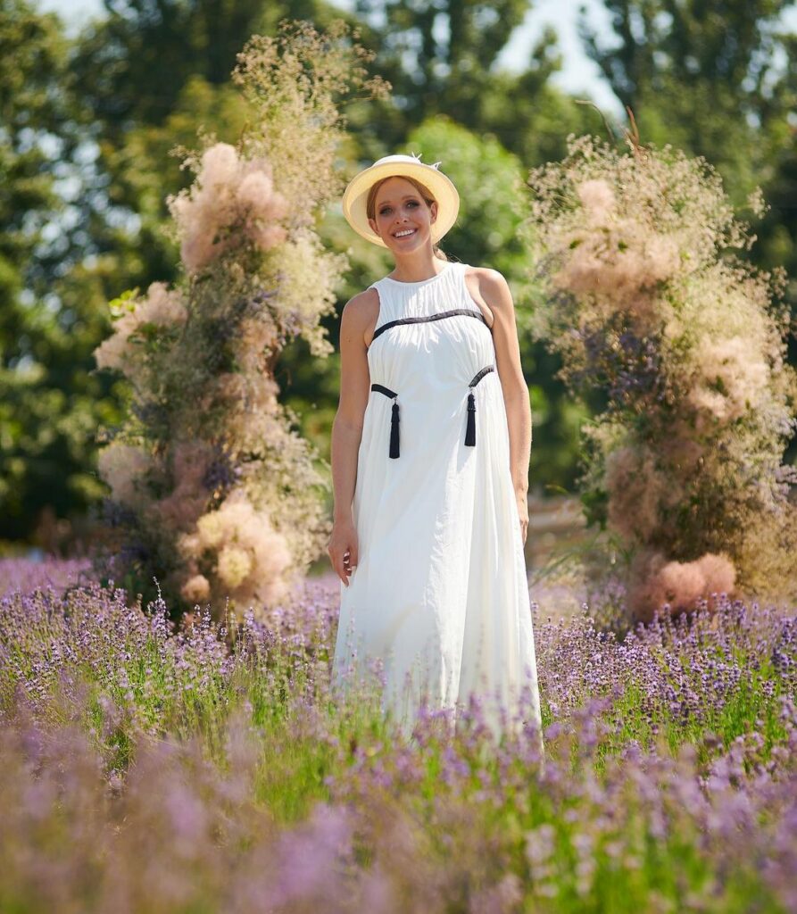Вагітна Катя Осадча вразила ніжним образом в білій сукні посеред лавандового поля