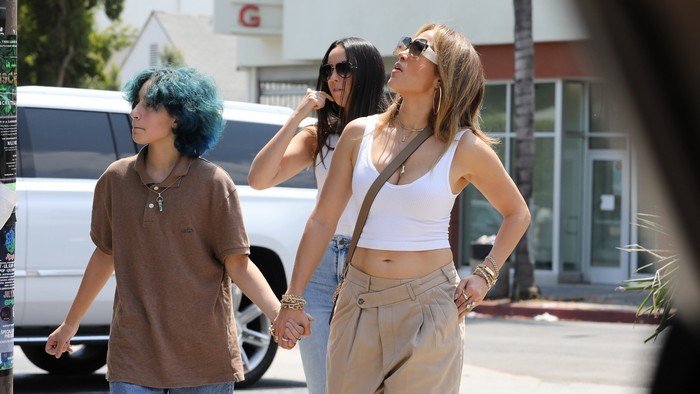 Дженніфер Лопес показала невеликий животик в топі і брюках з низькою талією - today.ua