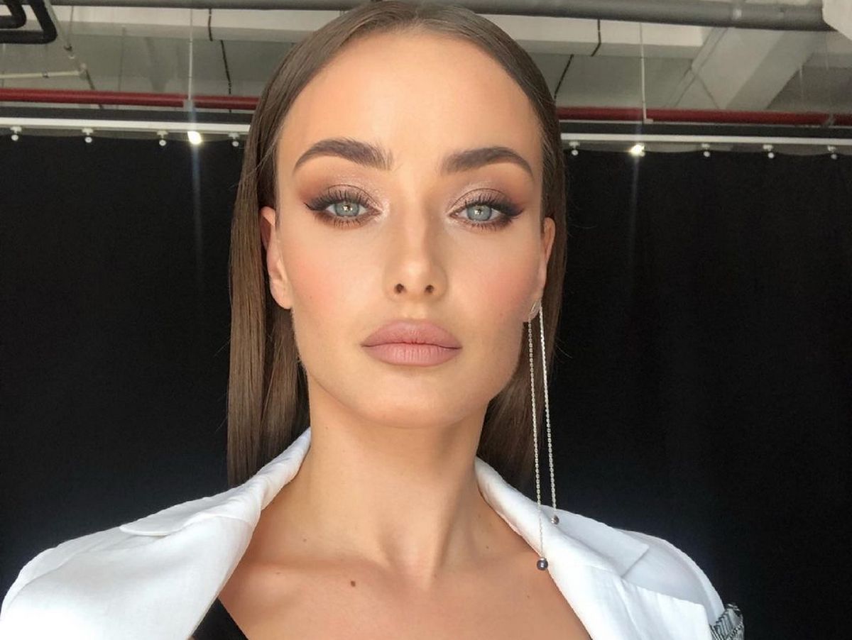 Холостячка Ксения Мишина в вышиванке впечатлила своим новым образом - today.ua