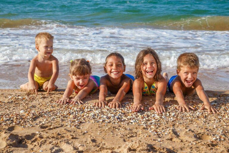 Відпочинок на воді з дітьми: правила, які можуть зберегти життя дитині під час літньої відпустки - today.ua