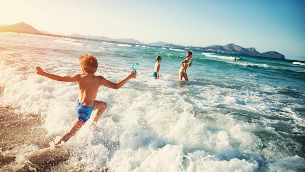 Відпочинок на воді з дітьми: правила, які можуть зберегти життя дитині під час літньої відпустки