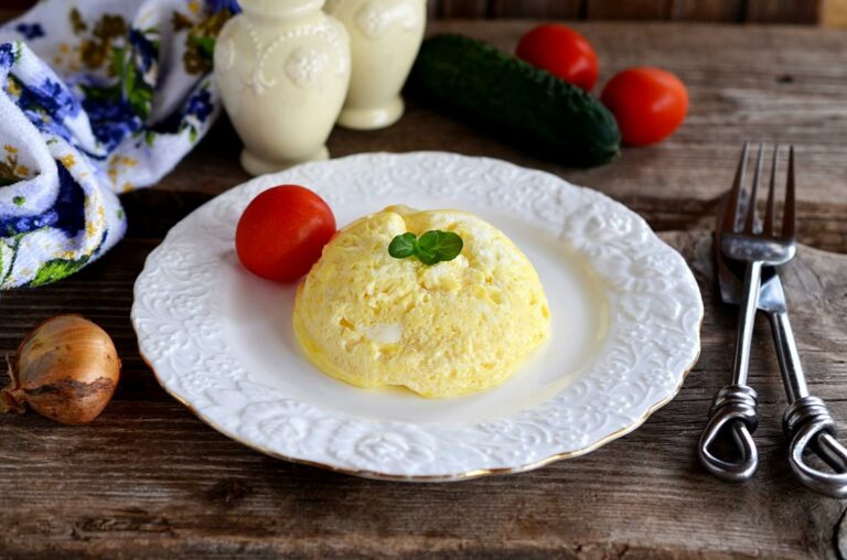 Омлет на сніданок в мікрохвильовці: простий рецепт з начинкою на вибір - today.ua