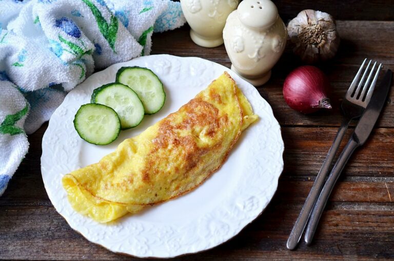 Омлет без молока і борошна на сніданок: рецепт французької страви нашвидкуруч - today.ua