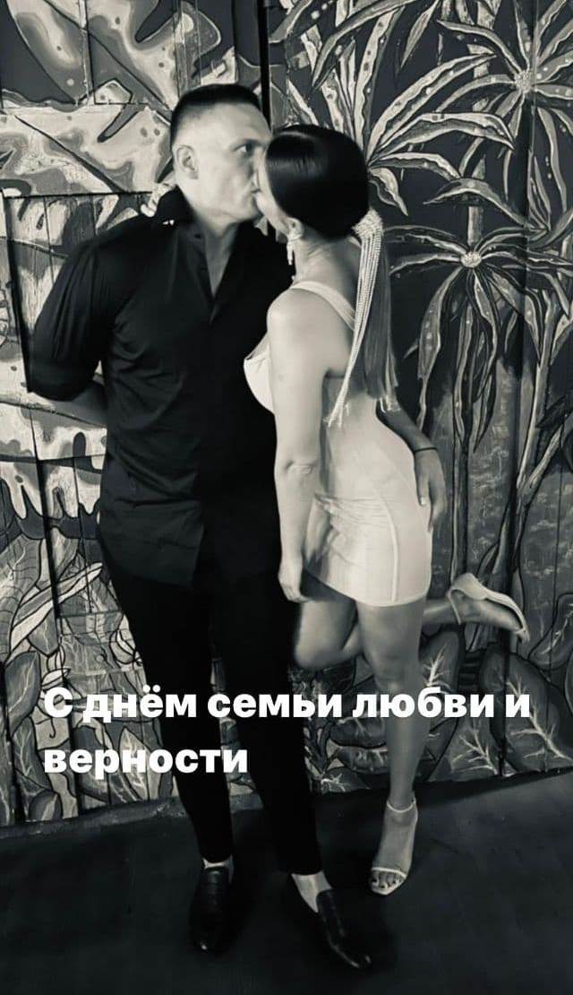 Дружина Олександра Усика в мінісукні підкорила красивою стрункою фігурою