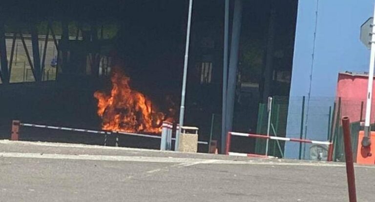 Евробляхер подпалил свое авто на таможне из-за проблем с документами - today.ua