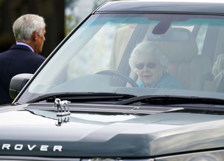 95-летняя Елизавета II снова села за руль, приехав на любимое спортивное шоу