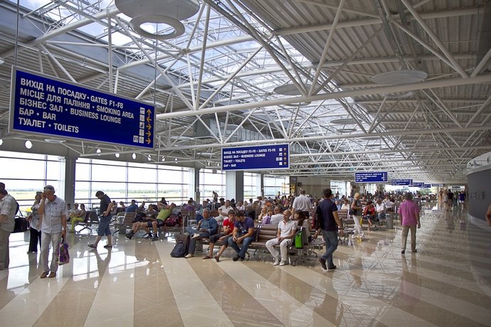Авіакомпанія YanAir другу добу тримає в Борисполі пасажирів: знервовані і втомлені люди - на грані зриву - today.ua