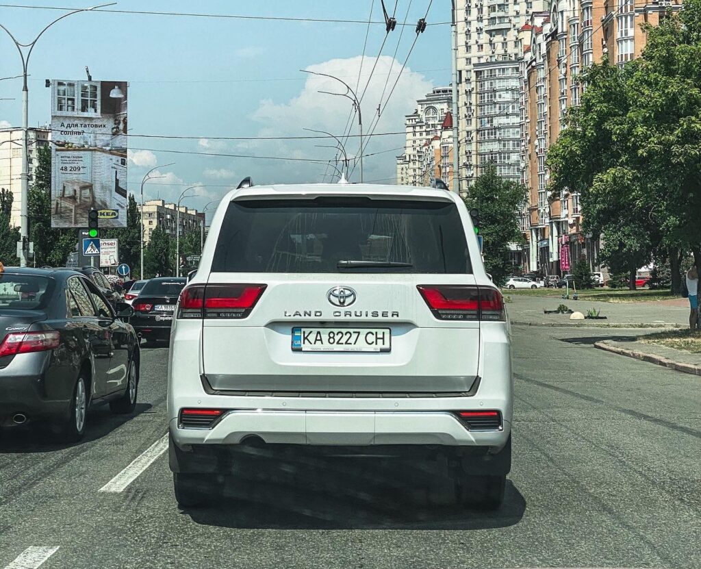 В Киеве заметили новый Toyota Land Cruiser 300 - today.ua