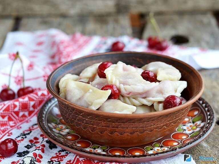 Вареники з вишнею на сніданок: простий рецепт літньої страви із секретним інгредієнтом - today.ua