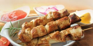 Шашлик із індички в маринаді з квасу: пікантний рецепт літньої страви - today.ua