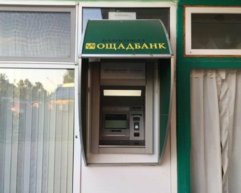 Банкоматы Ощадбанка перестали принимать карты пенсионеров - today.ua