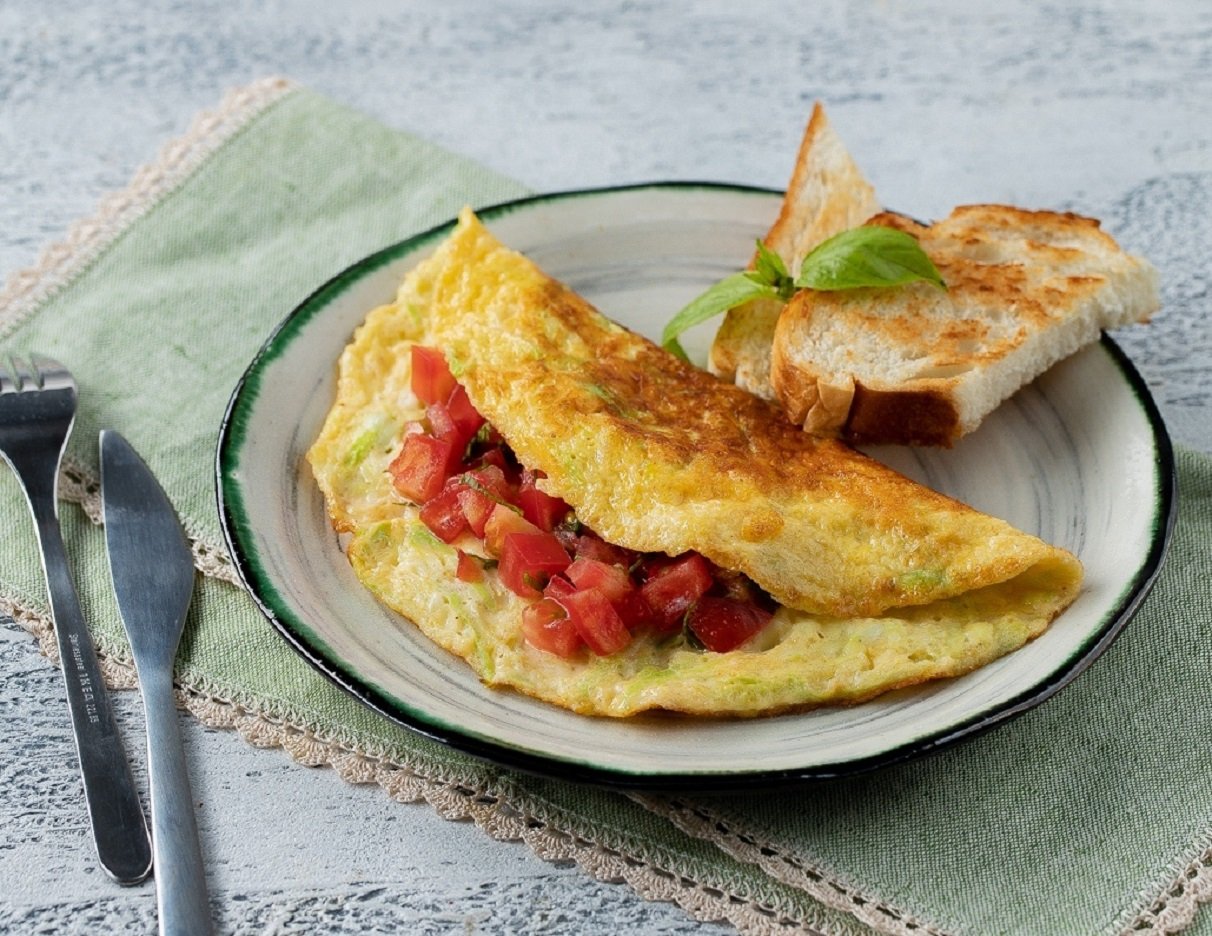 Кабачковый омлет с помидорами за 10 минут: рецепт самого вкусного и полезного завтрака