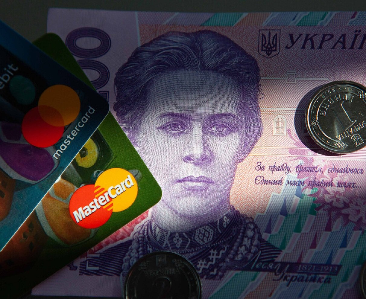 Заблокируют счет в банке: Налоговая служба назвала банковские операции, которые попадают под финмониторинг - today.ua