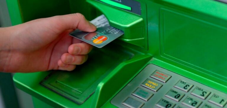 Банкомати ПриватБанку не видають клієнтам готівку, але гроші списують - today.ua