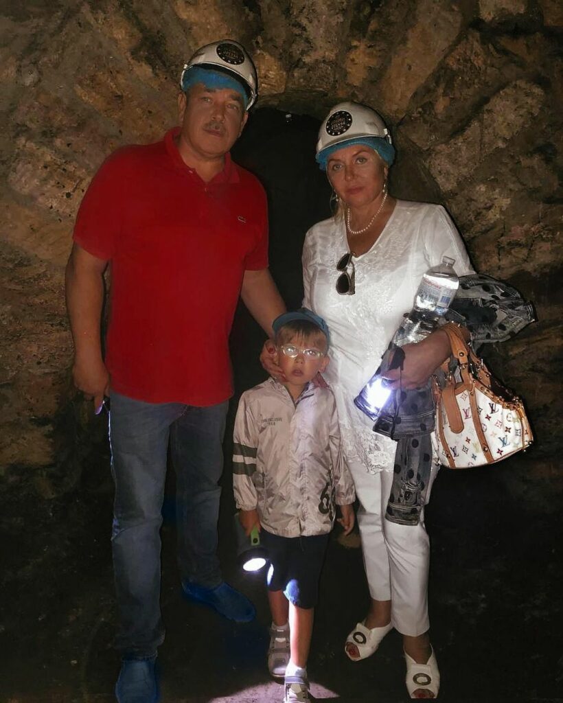 “У касці і з ліхтариком“: Аліна Гросу разом з батьками і коханим спустилася в Одеські катакомби