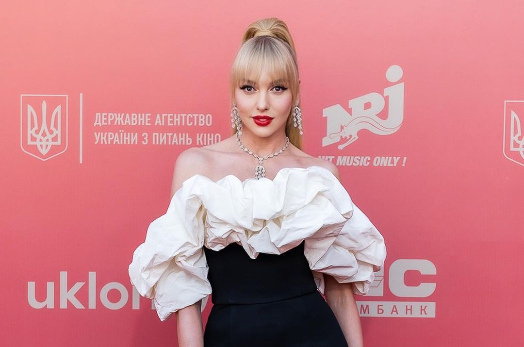 Оля Полякова с перебинтованным лицом показала, как выглядит после омолаживающей процедуры