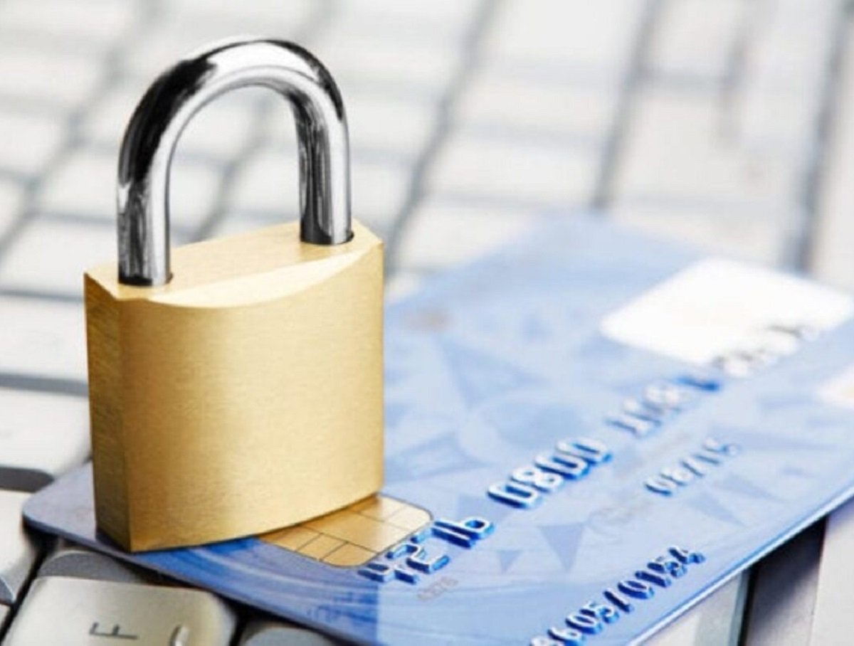 Українцям розповіли, що робити, якщо банківську картку заблокували через борг