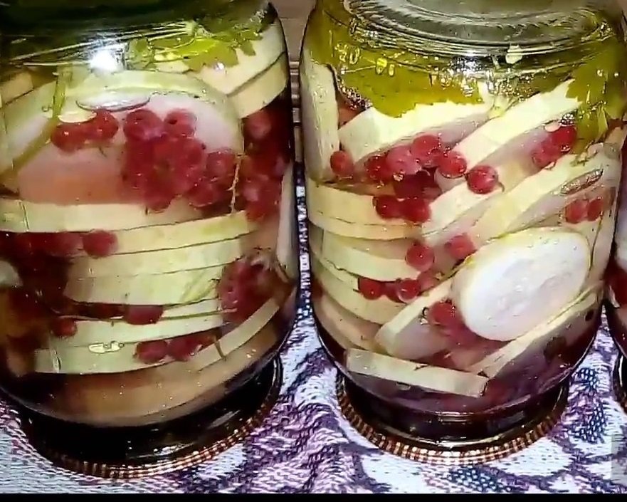 Хрусткі кабачки з червоною смородиною на зиму: рецепт смачної вітамінної закуски