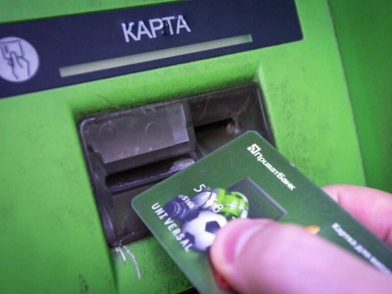 “Довелося відвідати відділення 8 разів“: ПриватБанк блокує депозити і не видає гроші - today.ua