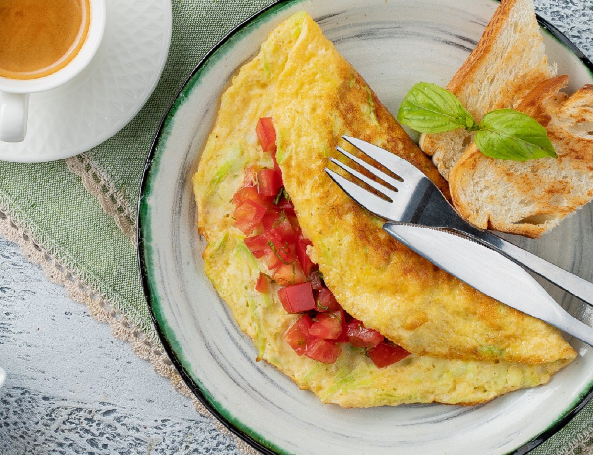 Кабачковый омлет с помидорами за 10 минут: рецепт самого вкусного и полезного завтрака - today.ua