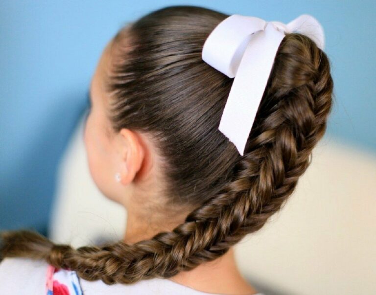 Зачіски на 1 вересня для школярок і студенток: три простих варіанти розкішної укладки волосся - today.ua