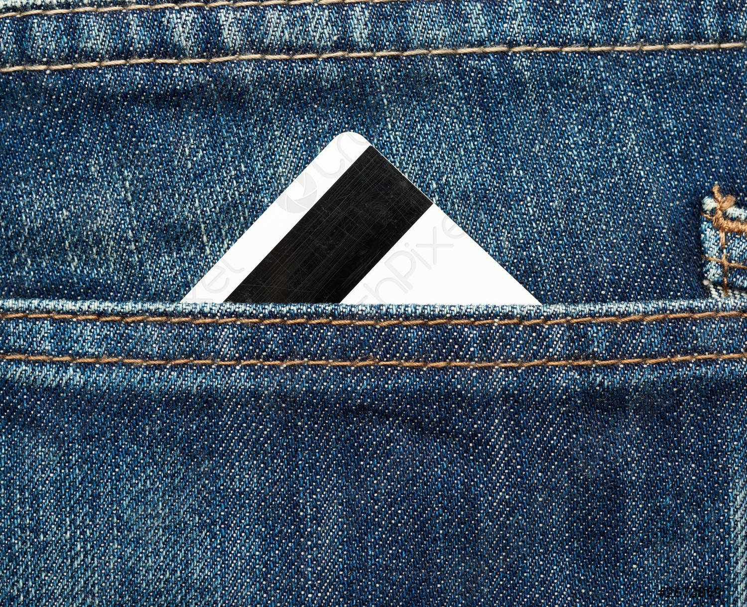 На банковских картах вместо магнитной полосы появятся чипы и отпечатки пальцев