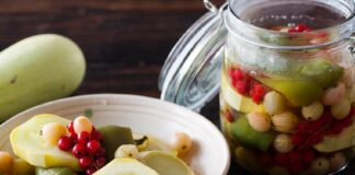 Хрустящие кабачки с красной смородиной на зиму: рецепт вкусной витаминной закуски - today.ua