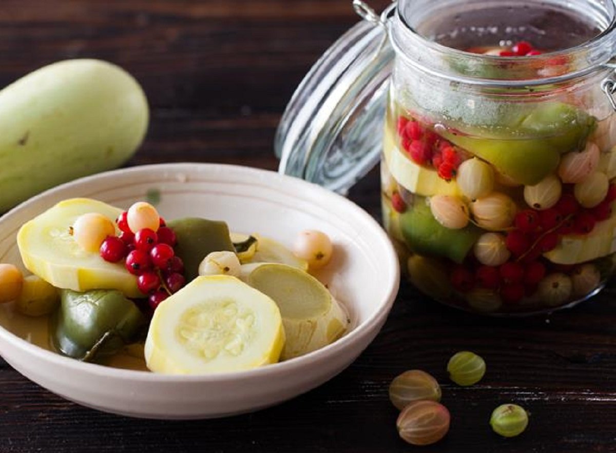 Хрусткі кабачки з червоною смородиною на зиму: рецепт смачної вітамінної закуски - today.ua