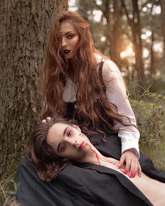 Дочка Олі Полякової в образі вампірші позувала посеред лісу з таємничим хлопцем